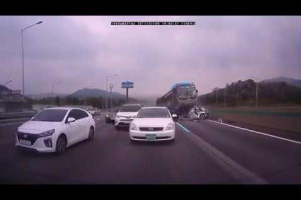 Embedded thumbnail for 第一現場目擊南韓嚴重車禍