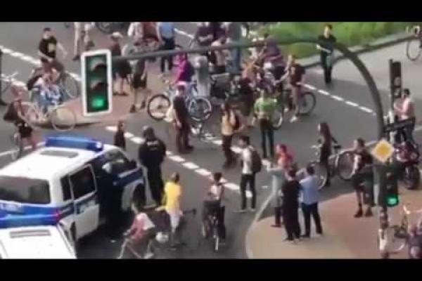 Embedded thumbnail for 看國外警察怎麼對付刁民